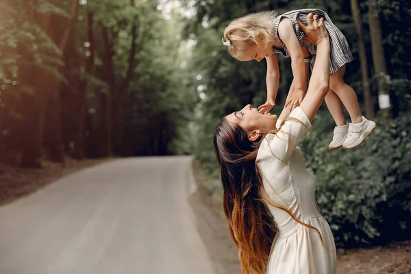 Mother with daughter playing in a summer park — Stock Photo, Image