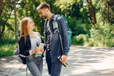 Sevimli çift bir yaz ormanında dinlendirin