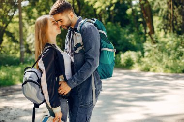 Sevimli çift bir yaz ormanında dinlendirin