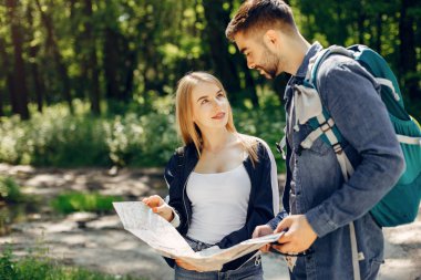 Sevimli çift bir yaz ormanında dinlendirin