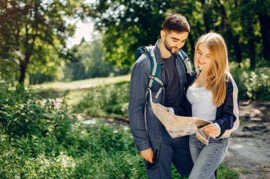 Sevimli çift bir yaz ormanında dinlendirin