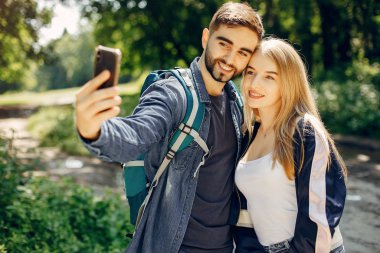 Sevimli çift bir yaz ormanında dinlendirin