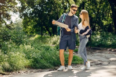 Sevimli çift bir yaz ormanında dinlendirin