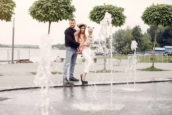 Famille avec fille jouant dans un parc — Photo