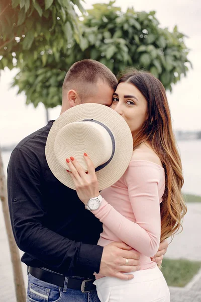 Belo casal passar o tempo em um parque de verão — Fotografia de Stock