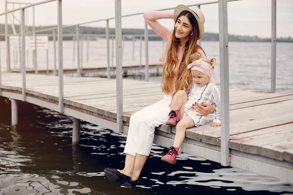 Matka s dcerou si hrají v letním parku — Stock fotografie