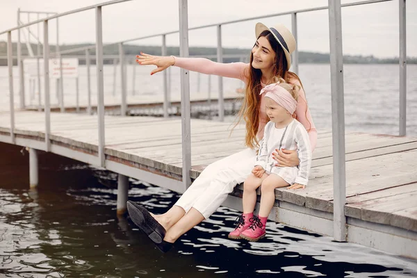 Matka s dcerou si hrají v letním parku — Stock fotografie