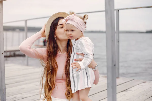 Mãe com filha brincando em um parque de verão — Fotografia de Stock