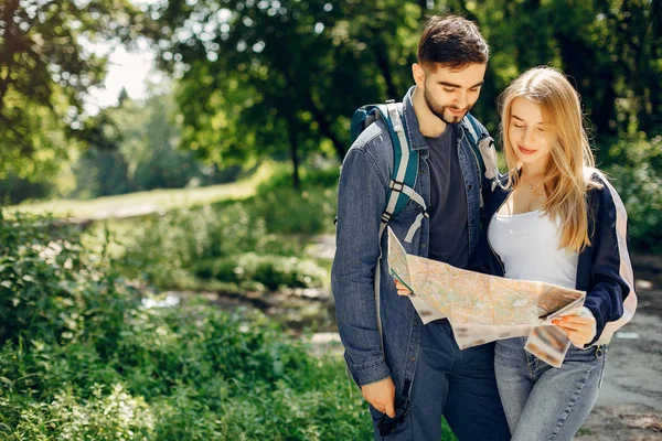 Söt par har en vila i en Sommarskog — Stockfoto