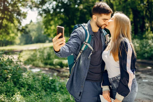 Linda pareja tener un descanso en un bosque de verano —  Fotos de Stock