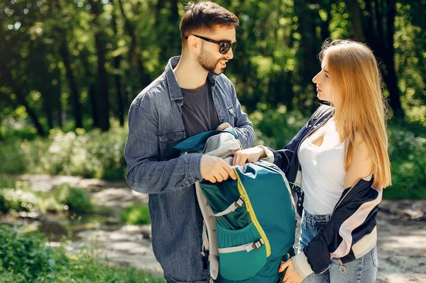 Sevimli çift bir yaz ormanında dinlendirin