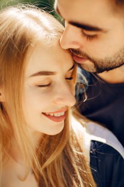 Güzel bir çift yaz ormanında vakit geçirir.