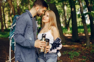 Sevimli çift bir yaz ormanında dinlendirin