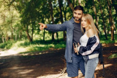 Sevimli çift bir yaz ormanında dinlendirin