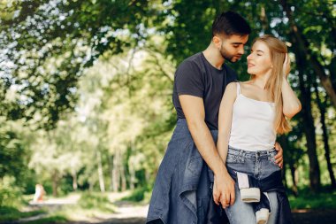 Güzel bir çift yaz ormanında vakit geçirir.