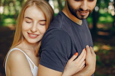 Güzel bir çift yaz ormanında vakit geçirir.