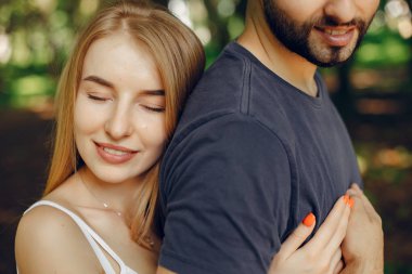 Güzel bir çift yaz ormanında vakit geçirir.