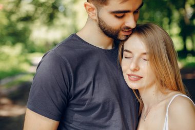 Güzel bir çift yaz ormanında vakit geçirir.