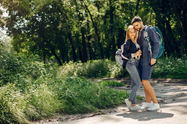 Nettes Paar ruht sich im Sommerwald aus — Stockfoto