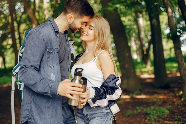 Hezkej pár si Odpočívej v letním lese — Stock fotografie