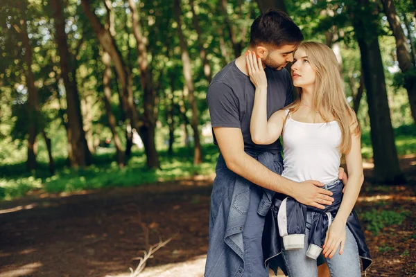 Beautiful couple spend time on a summer forest — Stock Photo, Image