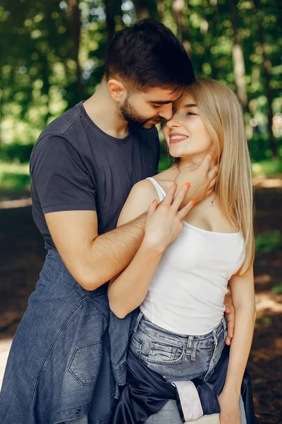 Belo casal passar o tempo em uma floresta de verão — Fotografia de Stock