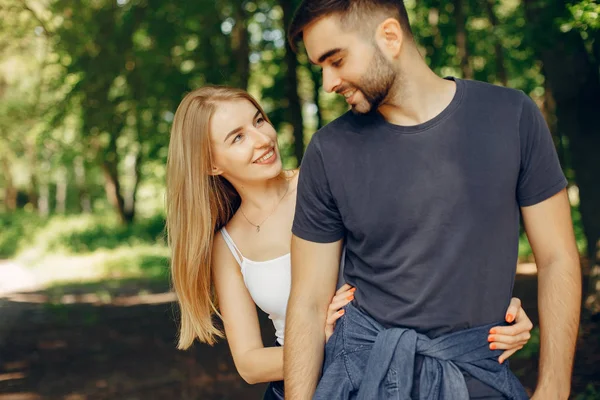 Belo casal passar o tempo em uma floresta de verão — Fotografia de Stock