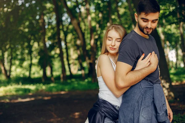 Belo casal passar o tempo em uma floresta de verão — Fotografia de Stock