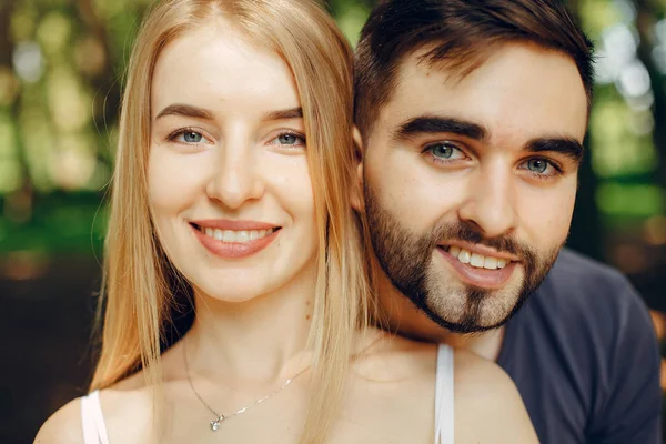 Belo casal passar o tempo em uma floresta de verão — Fotografia de Stock