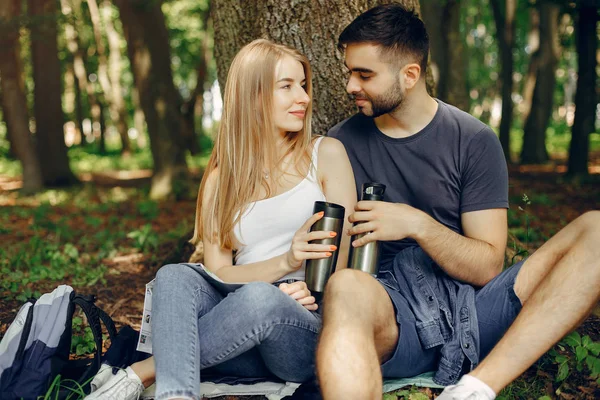 Casal bonito tem um resto em uma floresta de verão — Fotografia de Stock