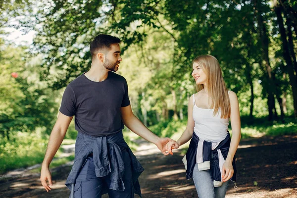 Belo casal passar o tempo em uma floresta de verão — Fotografia de Stock