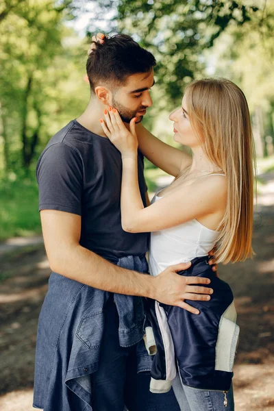 Vackra par tillbringar tid i en sommarskog — Stockfoto