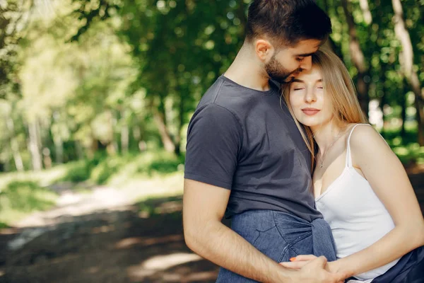 Belo casal passar o tempo em uma floresta de verão — Fotografia de Stock