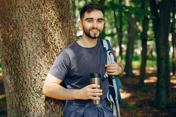 Il turista ha un riposo in una foresta estiva — Foto Stock