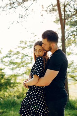 Güzel bir çift yaz parkında vakit geçirir.