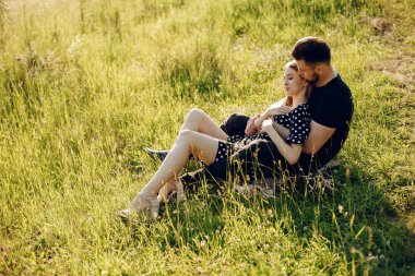 Güzel bir çift yaz parkında vakit geçirir.