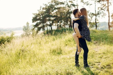 Güzel bir çift yaz parkında vakit geçirir.