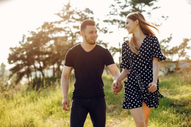 Güzel bir çift yaz parkında vakit geçirir.