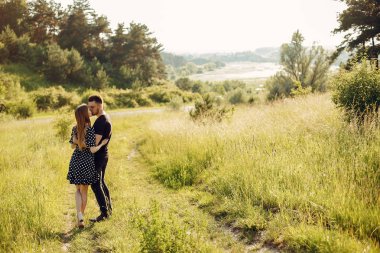 Güzel bir çift yaz parkında vakit geçirir.