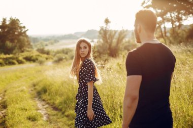 Güzel bir çift yaz parkında vakit geçirir.