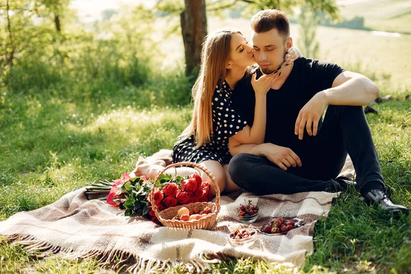 Schönes Paar verbringt Zeit in einem Sommerfeld — Stockfoto