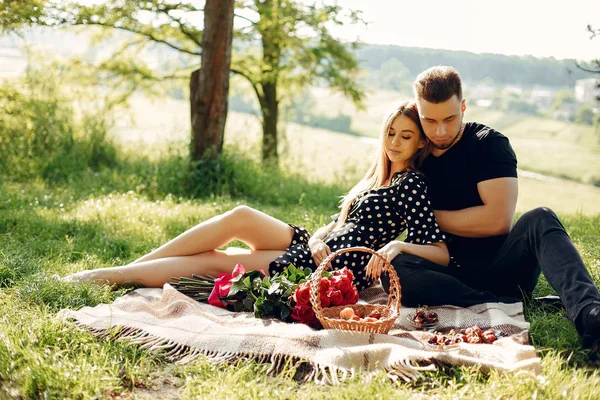 Vackra par tillbringa tid i en sommar fält — Stockfoto