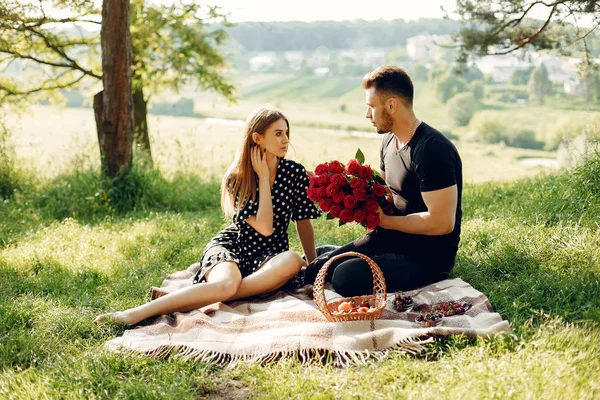 Vackra par tillbringa tid i en sommar fält — Stockfoto