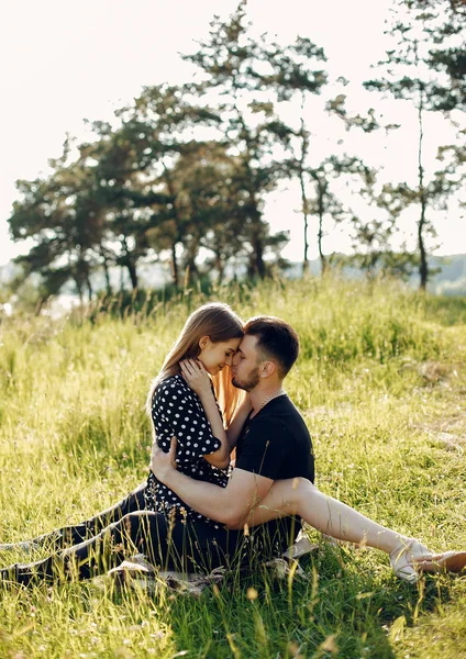 Güzel bir çift yaz parkında vakit geçirir.