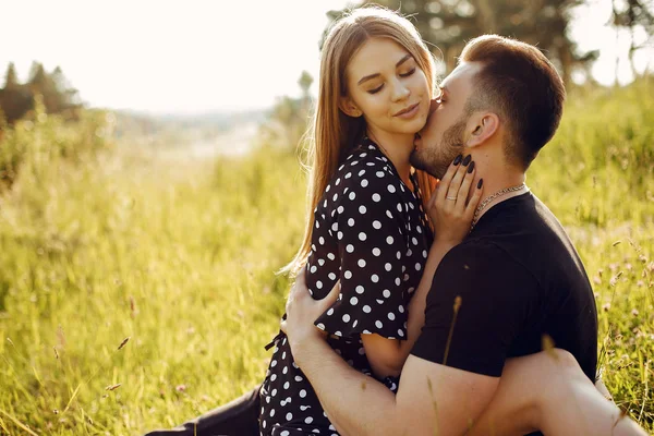 Güzel bir çift yaz parkında vakit geçirir.