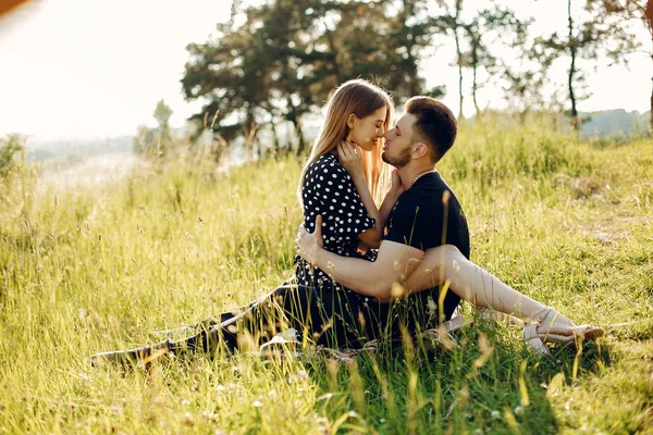 Beautiful couple spend time in a summer park — Stock Photo, Image