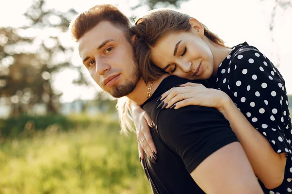 Schönes Paar verbringt Zeit in einem Sommerpark — Stockfoto