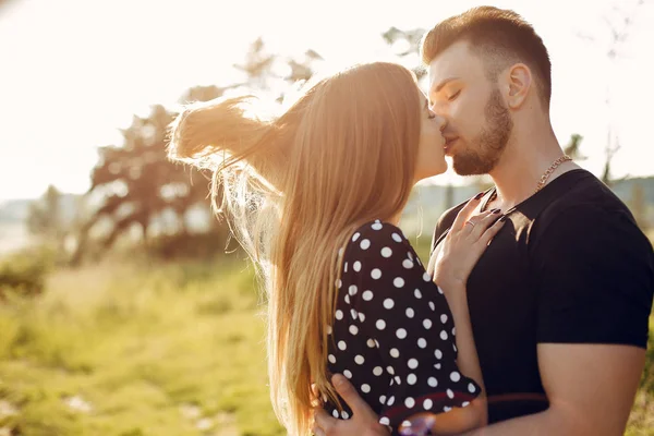 Hermosa pareja pasar tiempo en un parque de verano —  Fotos de Stock