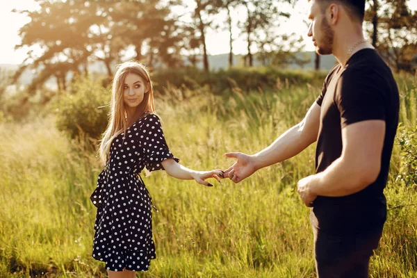 Schönes Paar verbringt Zeit in einem Sommerpark — Stockfoto