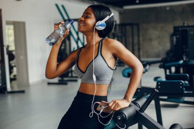 Güzel bir siyah kız bir spor salonunda meşgul